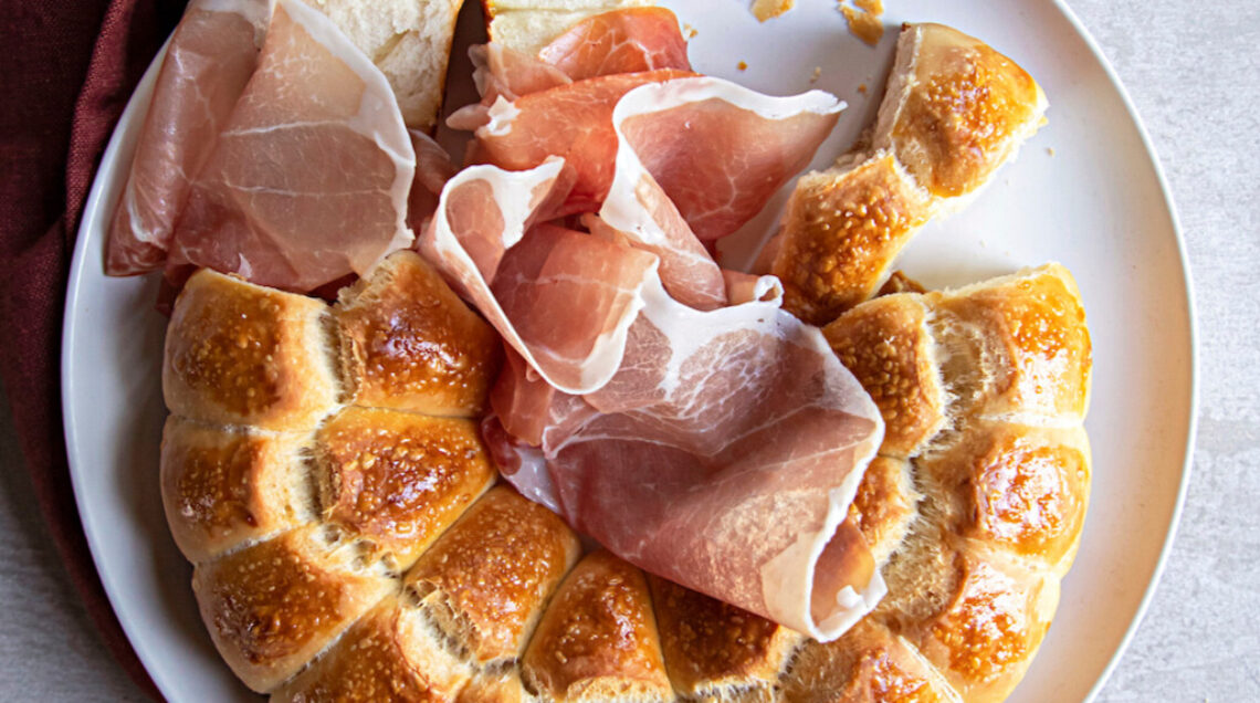 ciambella di pane farcito con culatello e stracchino