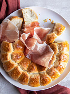 ciambella di pane farcito con culatello e stracchino