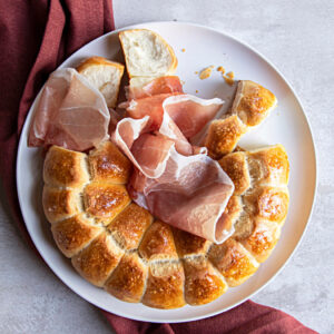 ciambella di pane farcito con culatello e stracchino