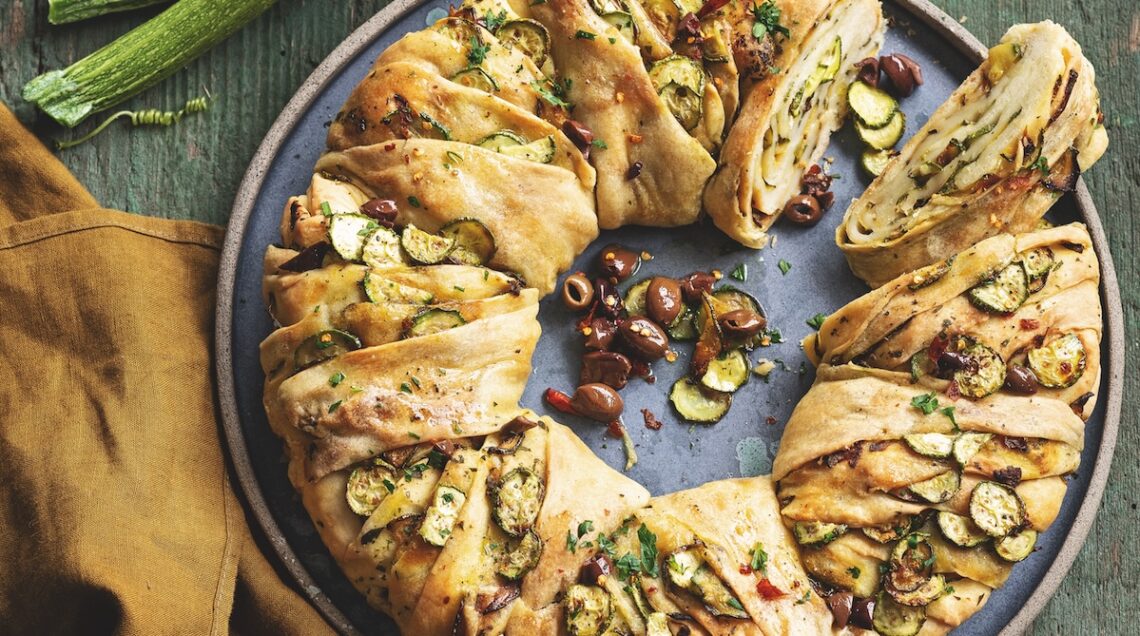 Ciambella alle zucchine, aglio e olive