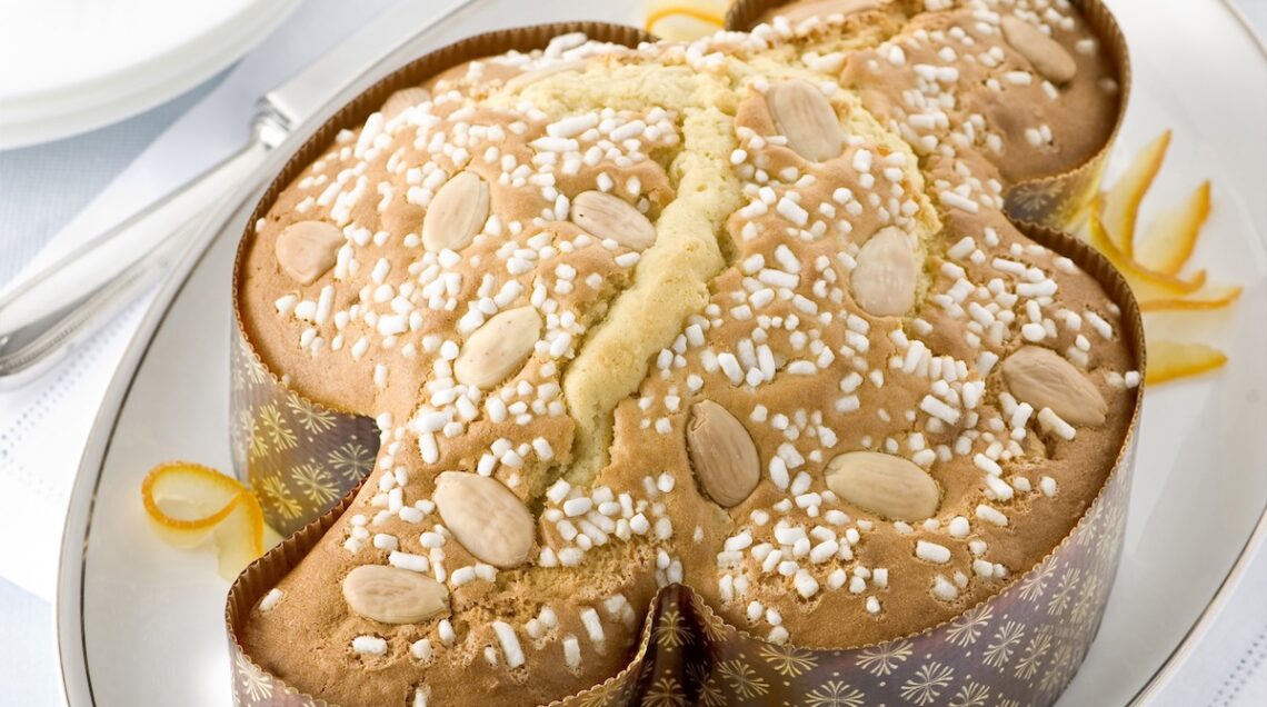 Colomba pasquale su un piatto con scorze di arancia