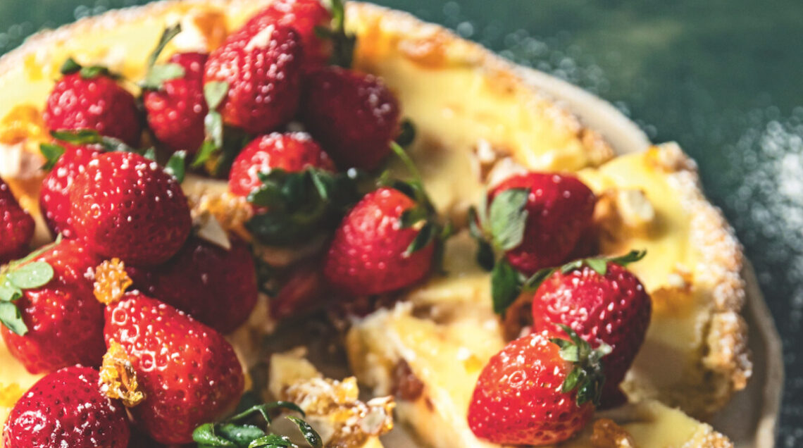 torta farcita di crema alla ricotta con fragole e croccante