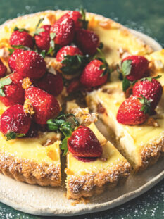 torta farcita di crema alla ricotta con fragole e croccante