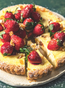 torta farcita di crema alla ricotta con fragole e croccante