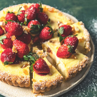 torta farcita di crema alla ricotta con fragole e croccante
