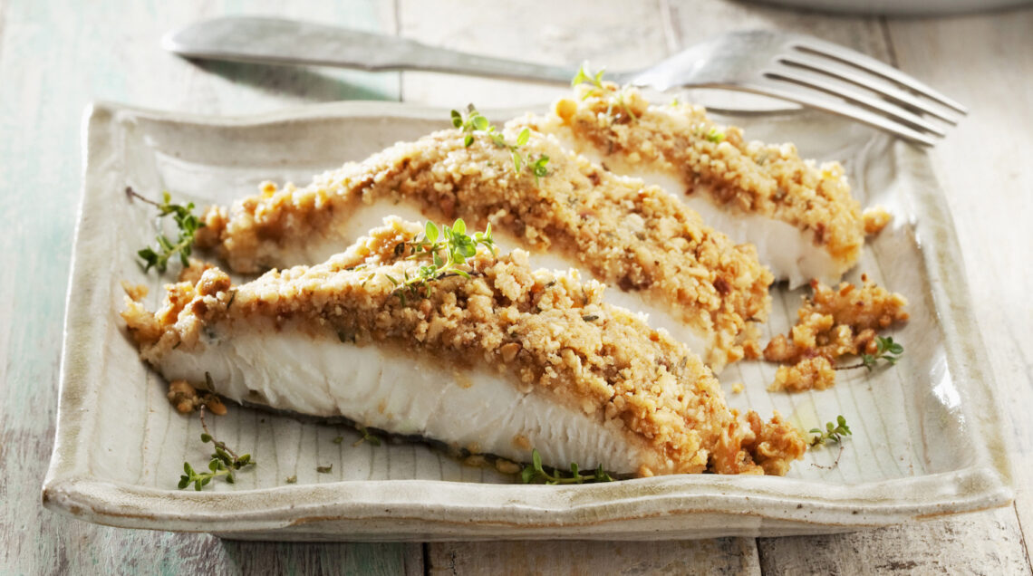 filetto di pesce con panatura aromatica di pinoli e timo