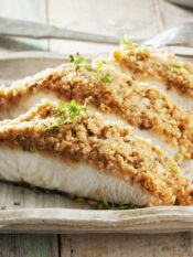 filetto di pesce con panatura aromatica di pinoli e timo
