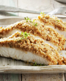 filetto di pesce con panatura aromatica di pinoli e timo