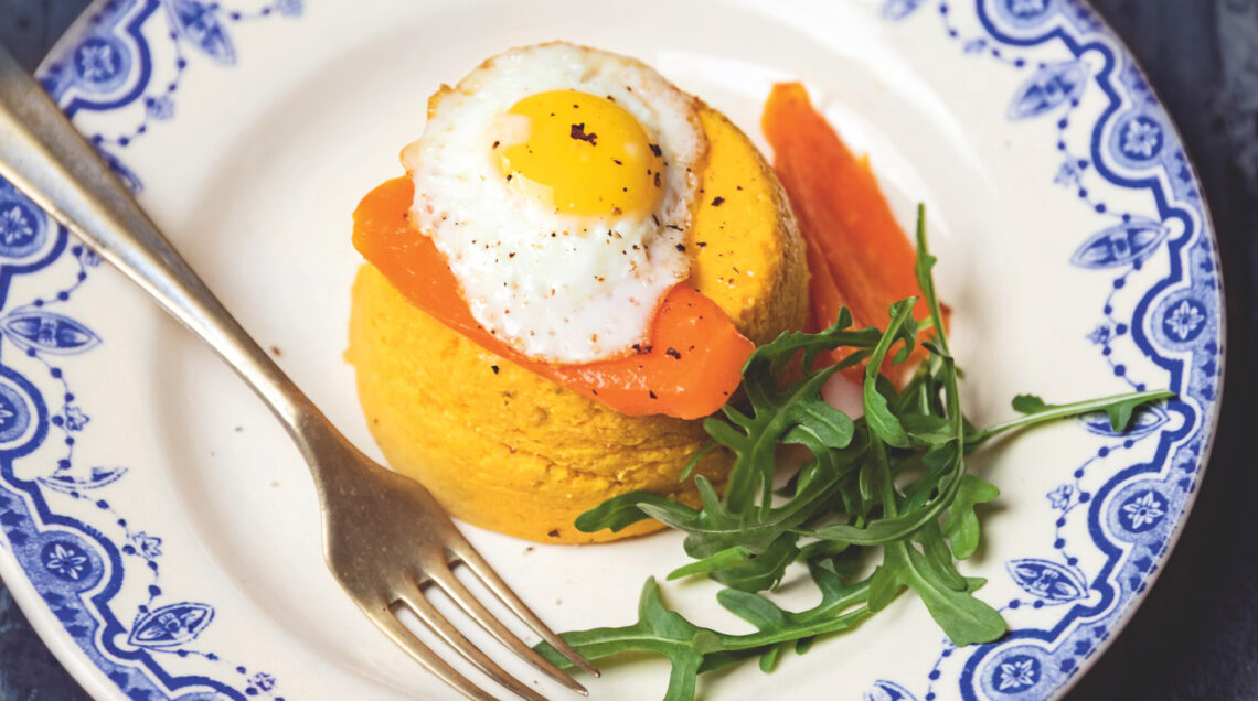 tortino di carote con mandorle glassate al miele e uovo di quaglia