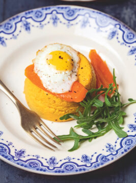 tortino di carote con mandorle glassate al miele e uovo di quaglia