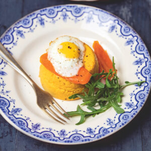 tortino di carote con mandorle glassate al miele e uovo di quaglia