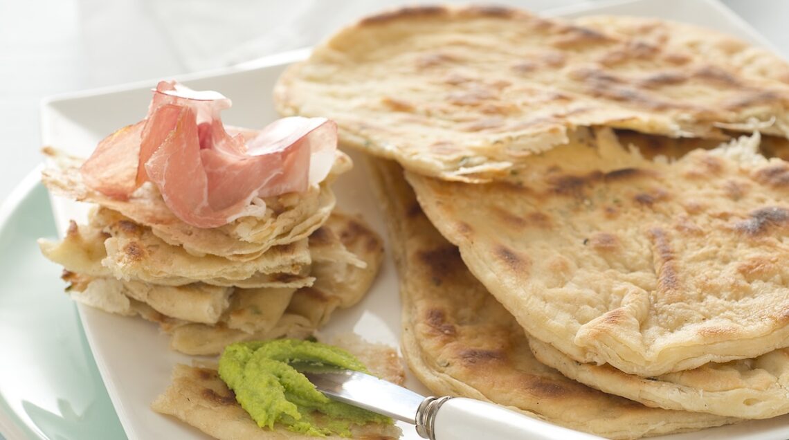 Focacce con crema di fave e salumi