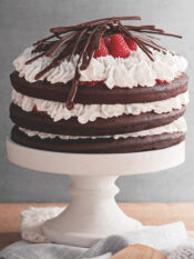 torta foresta nera con panna e frutti di bosco