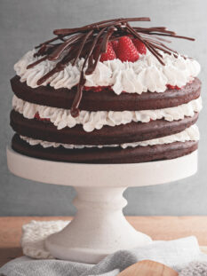 torta foresta nera con panna e frutti di bosco