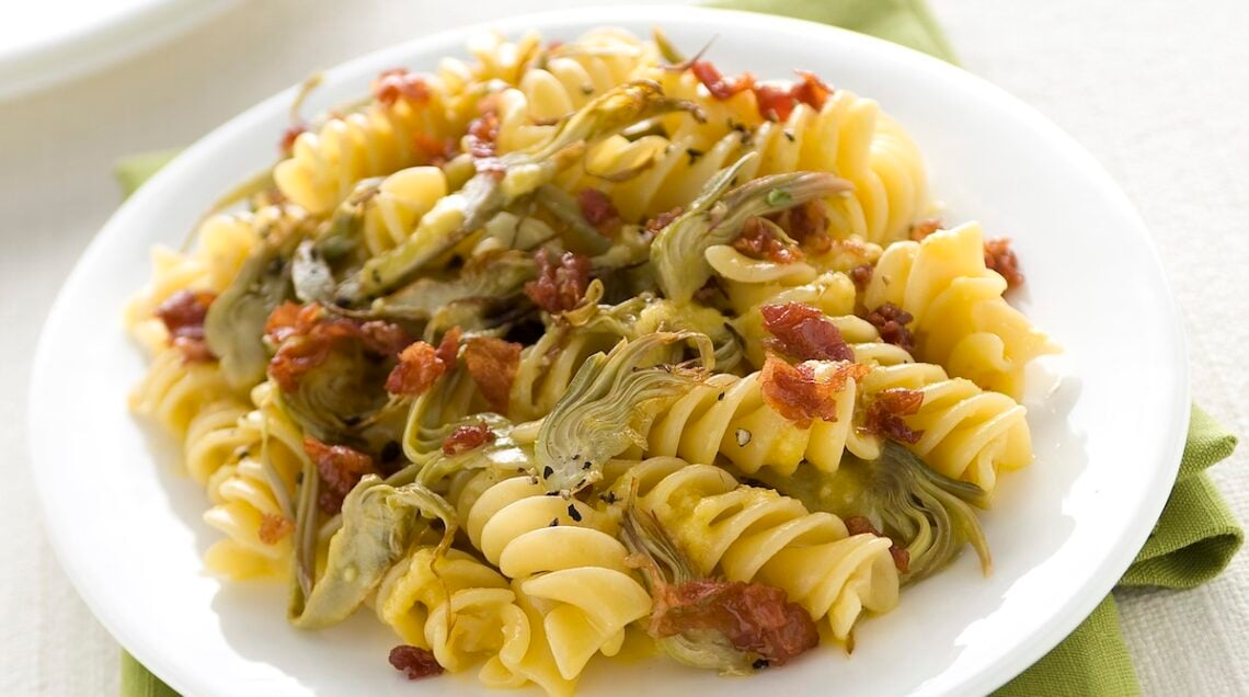Fusilli alla carbonara con carciofi
