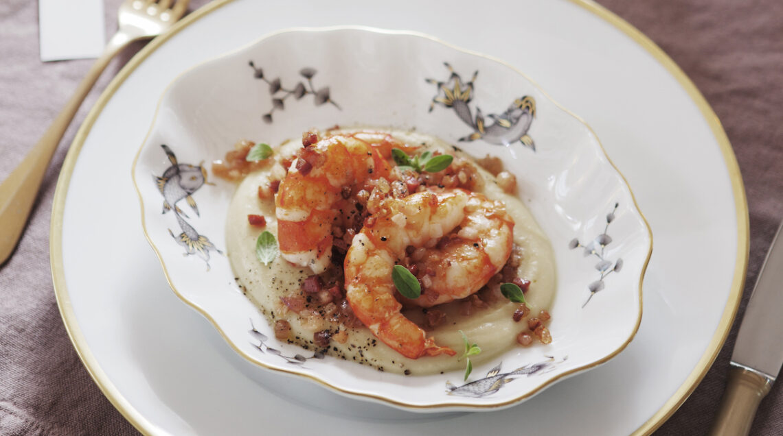 piatto elegante con crema di fave, gamberoni e pancetta rosolata