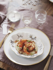 piatto elegante con crema di fave, gamberoni e pancetta rosolata