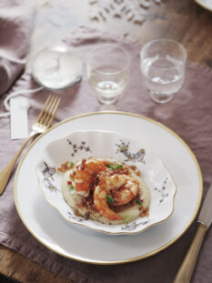 piatto elegante con crema di fave, gamberoni e pancetta rosolata