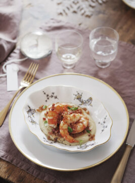 piatto elegante con crema di fave, gamberoni e pancetta rosolata
