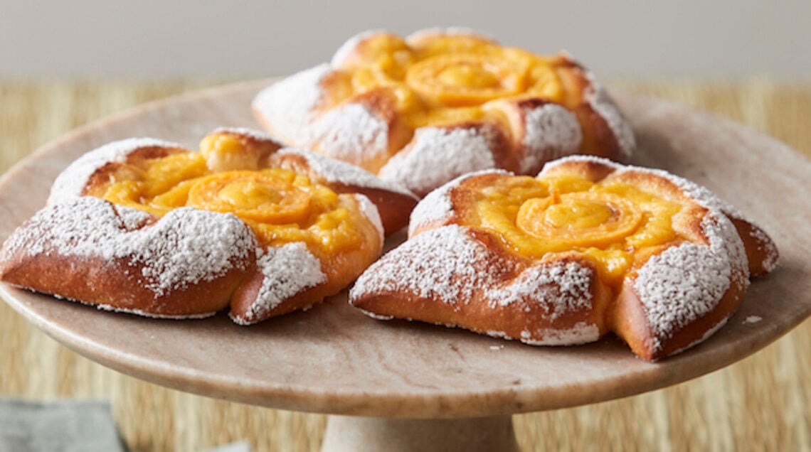 dolcetti fatti a girandola con crema confettura e nespole