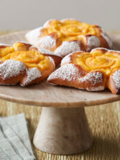 dolcetti fatti a girandola con crema confettura e nespole