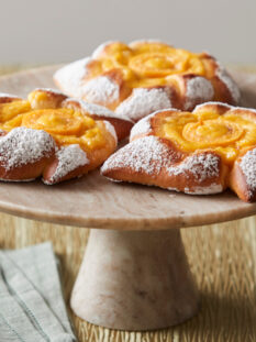 dolcetti fatti a girandola con crema confettura e nespole