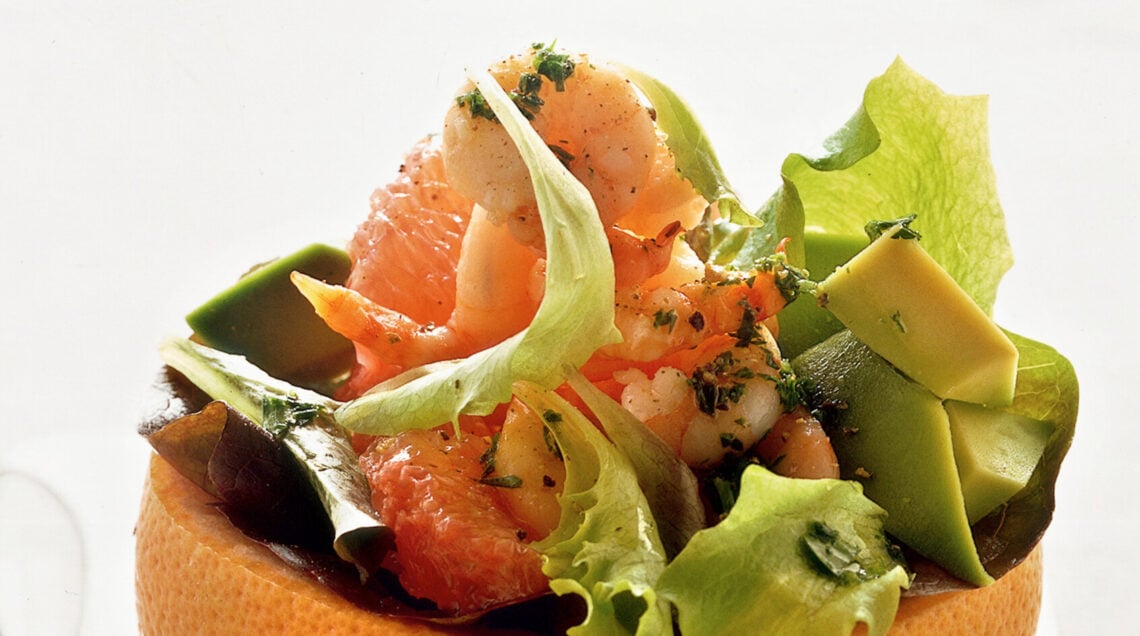 Insalata con avocado e gamberetti nel pompelmo