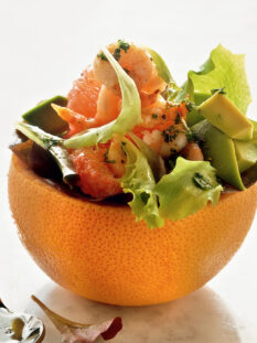 Insalata con avocado e gamberetti nel pompelmo