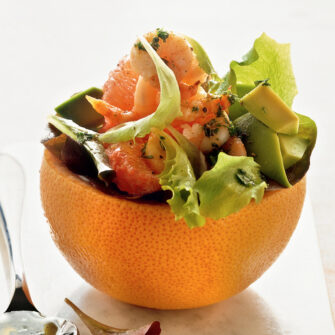 Insalata con avocado e gamberetti nel pompelmo