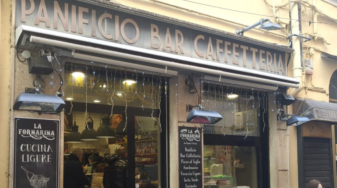 Ingresso della storica pasticceria e panetteria "La Fornarina" a Sanremo, con insegna tradizionale e vetrina su strada.