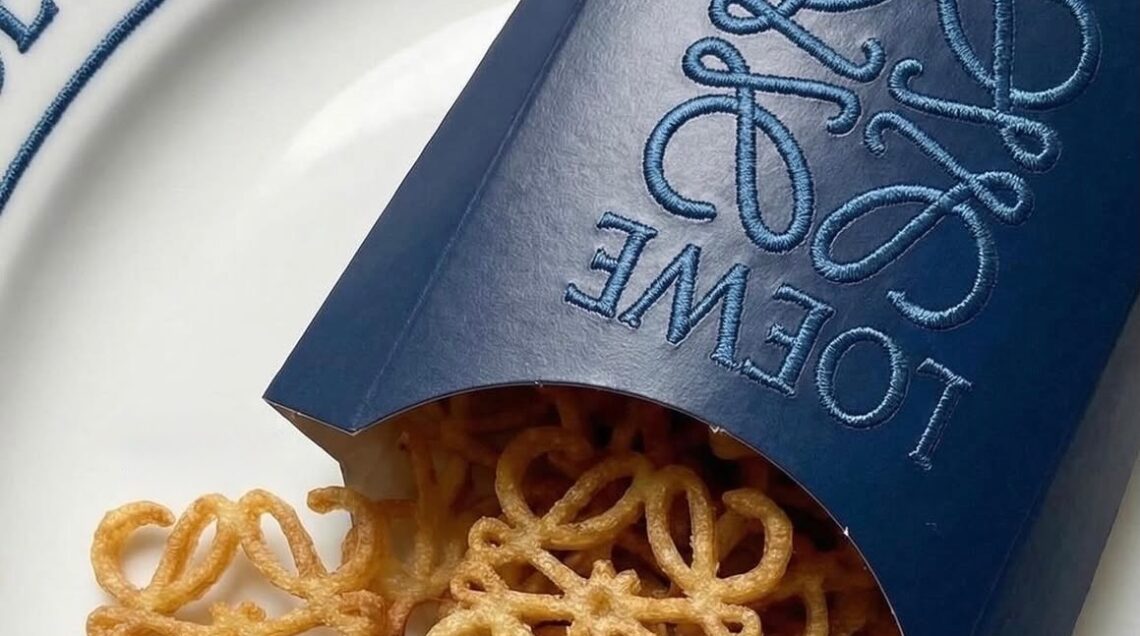 (Loewe-Imagined-by-Steph) patatine firtte a forma di logo loewe