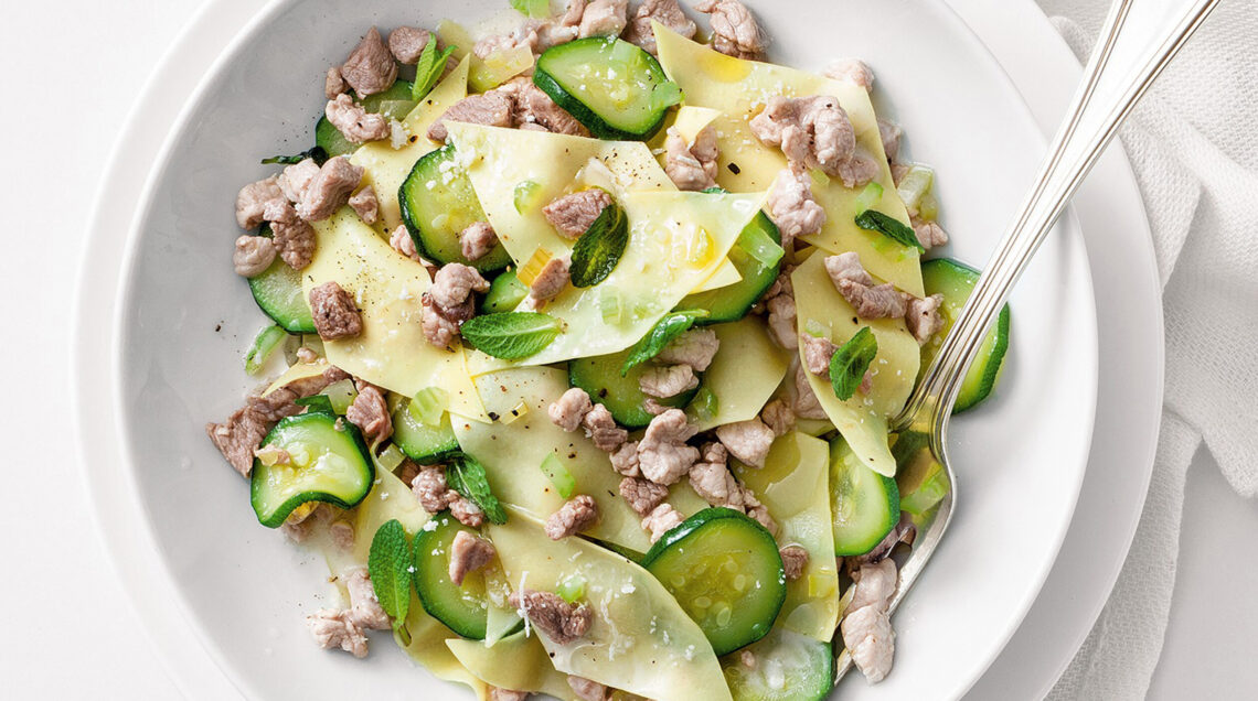 piatto di pasta fresca con agenllo zucchine e menta