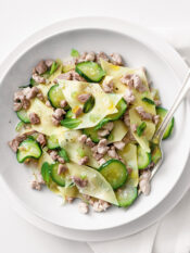 piatto di pasta fresca con agenllo zucchine e menta