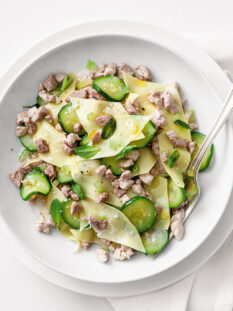 piatto di pasta fresca con agenllo zucchine e menta