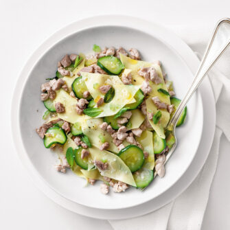 piatto di pasta fresca con agenllo zucchine e menta