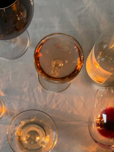 Bicchieri e bottiglie di vini differenti