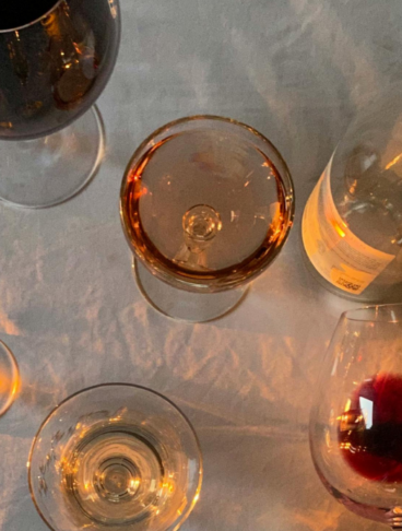 Bicchieri e bottiglie di vini differenti