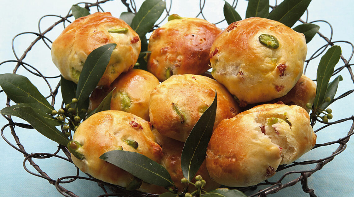 panini morbidi al latte con fave, salame e provola