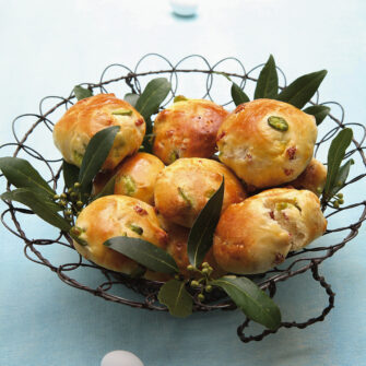 panini morbidi al latte con fave, salame e provola