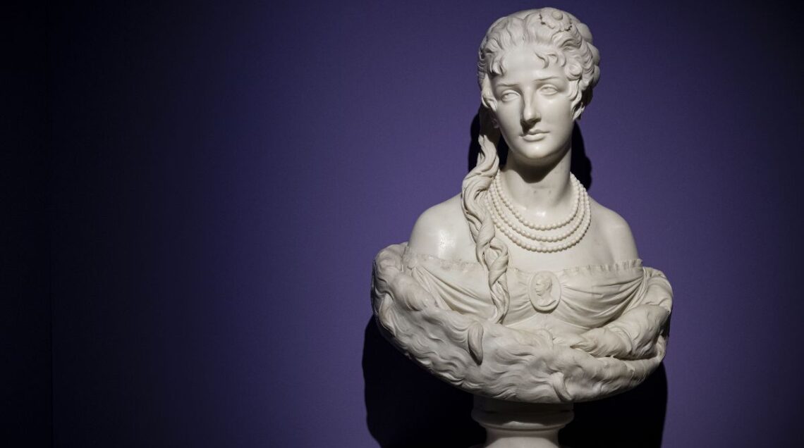 Statua di Margherita di Savoia a palazzo Madama su sfondo blu