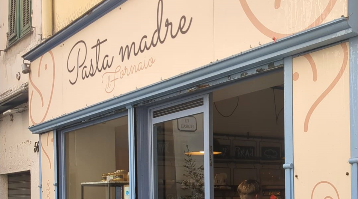Ingresso del panificio "Pasta Madre il Fornaio" a Sanremo, specializzato in lievitazioni naturali. 