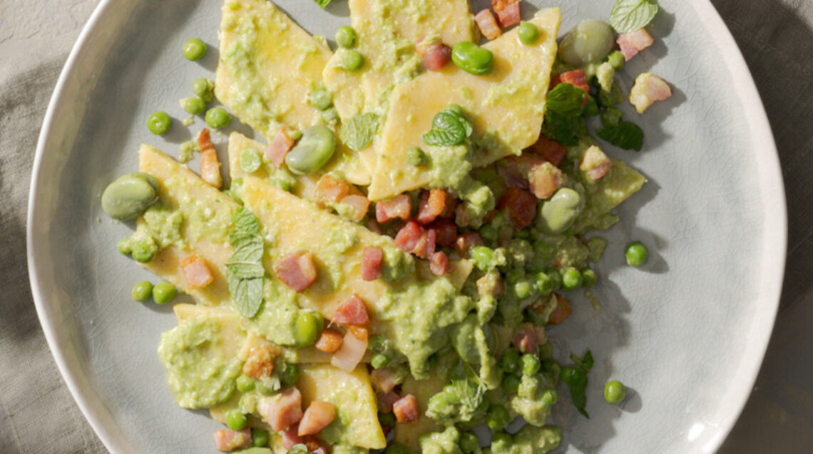 stracci di pasta fresca conditi con fave, piselli, pancetta croccante, menta