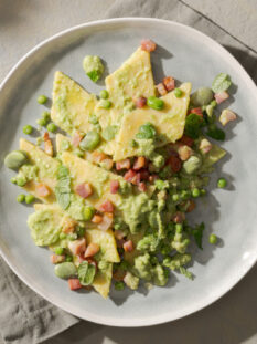 stracci di pasta fresca conditi con fave, piselli, pancetta croccante, menta