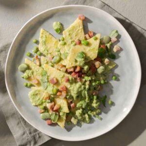 stracci di pasta fresca conditi con fave, piselli, pancetta croccante, menta