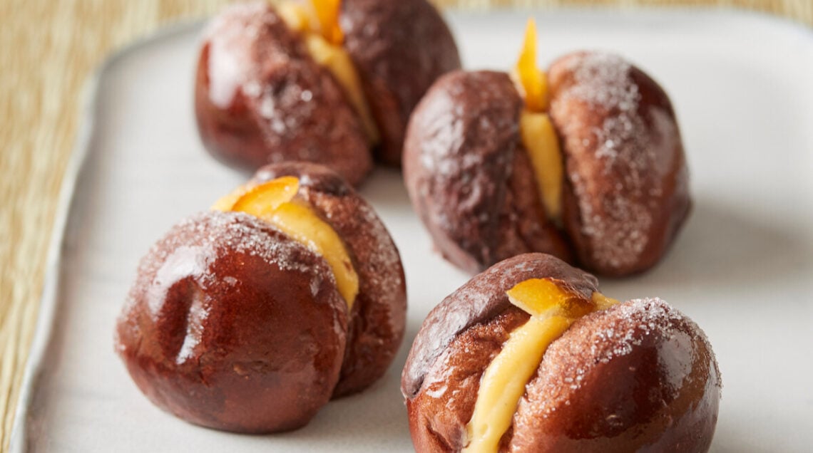 dolcetti al cioccolato, le pesche di prato sono farcite con crema e glassate