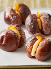 dolcetti al cioccolato, le pesche di prato sono farcite con crema e glassate