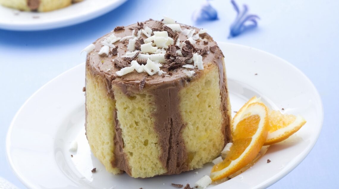 Piccole charlotte di colomba con bavarese al cioccolato