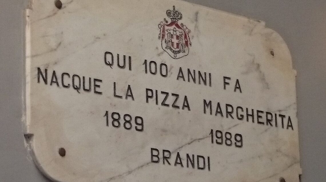 Targa "qui 100 anni fa nacque la pizza margherita 1889 1989 Brandi"