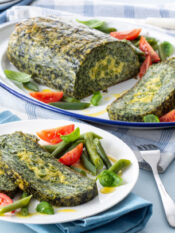 polpettone di pane e verdure a foglia verde farcito con fave e fagiolini