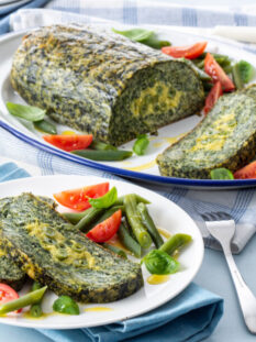 polpettone di pane e verdure a foglia verde farcito con fave e fagiolini